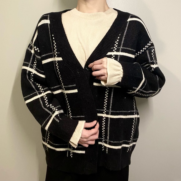 Plaid Black Cardigan - Picture 2 of 4